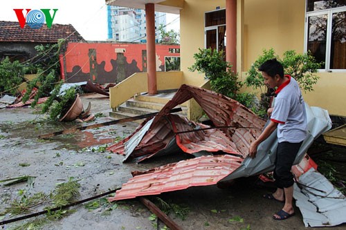Contrôle du travail de réparation des dégâts provoqués par les typhons au Centre - ảnh 1
